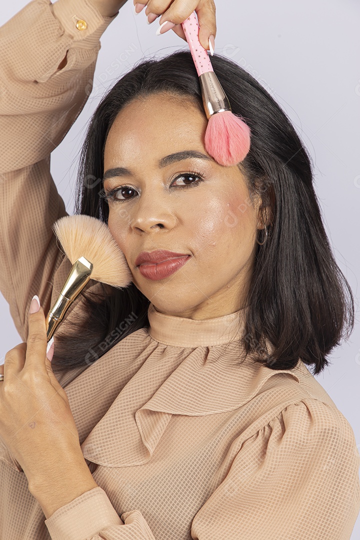 Linda jovem moderna sobre fundo branco