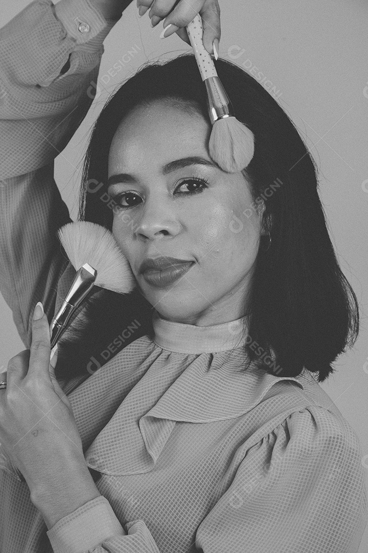 Linda jovem moderna sobre fundo branco