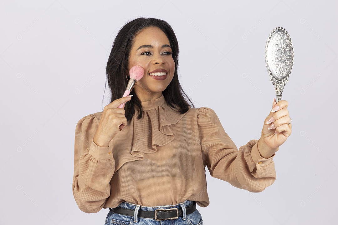 Linda jovem moderna sobre fundo branco