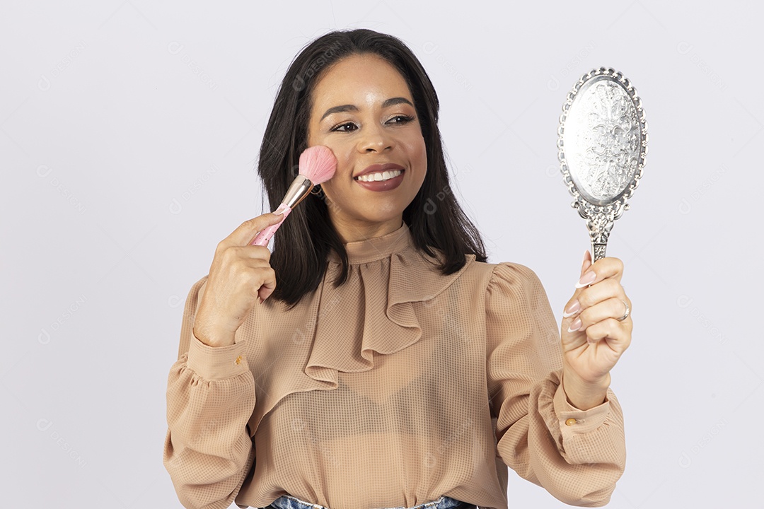 Linda jovem moderna sobre fundo branco