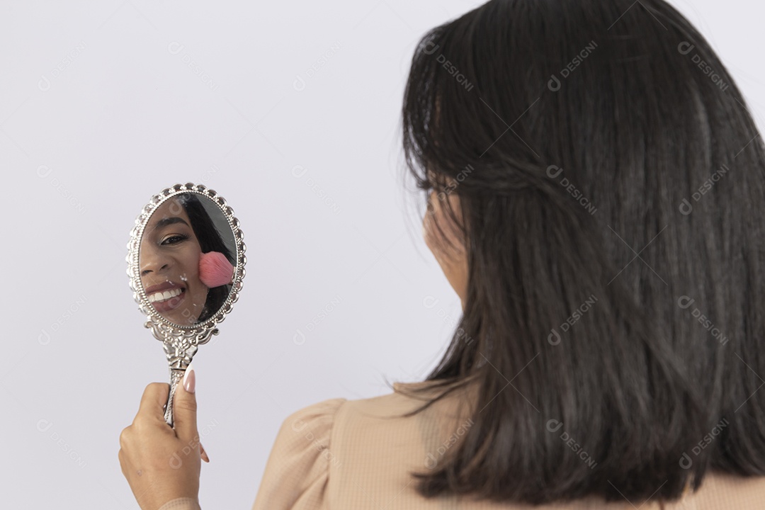 Linda jovem moderna sobre fundo branco