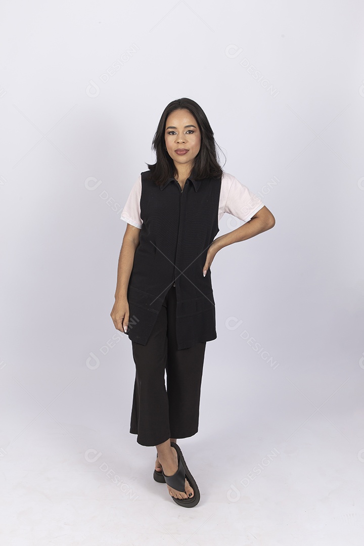 Linda jovem moderna sobre fundo branco