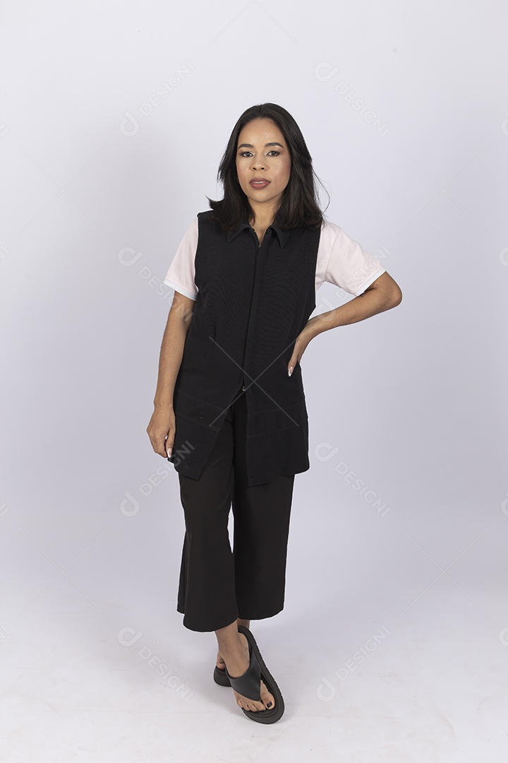 Linda jovem moderna sobre fundo branco