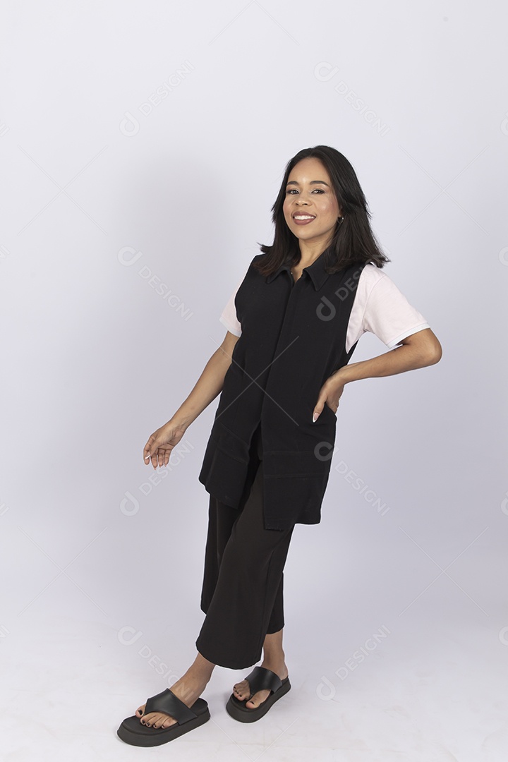 Linda jovem moderna sobre fundo branco