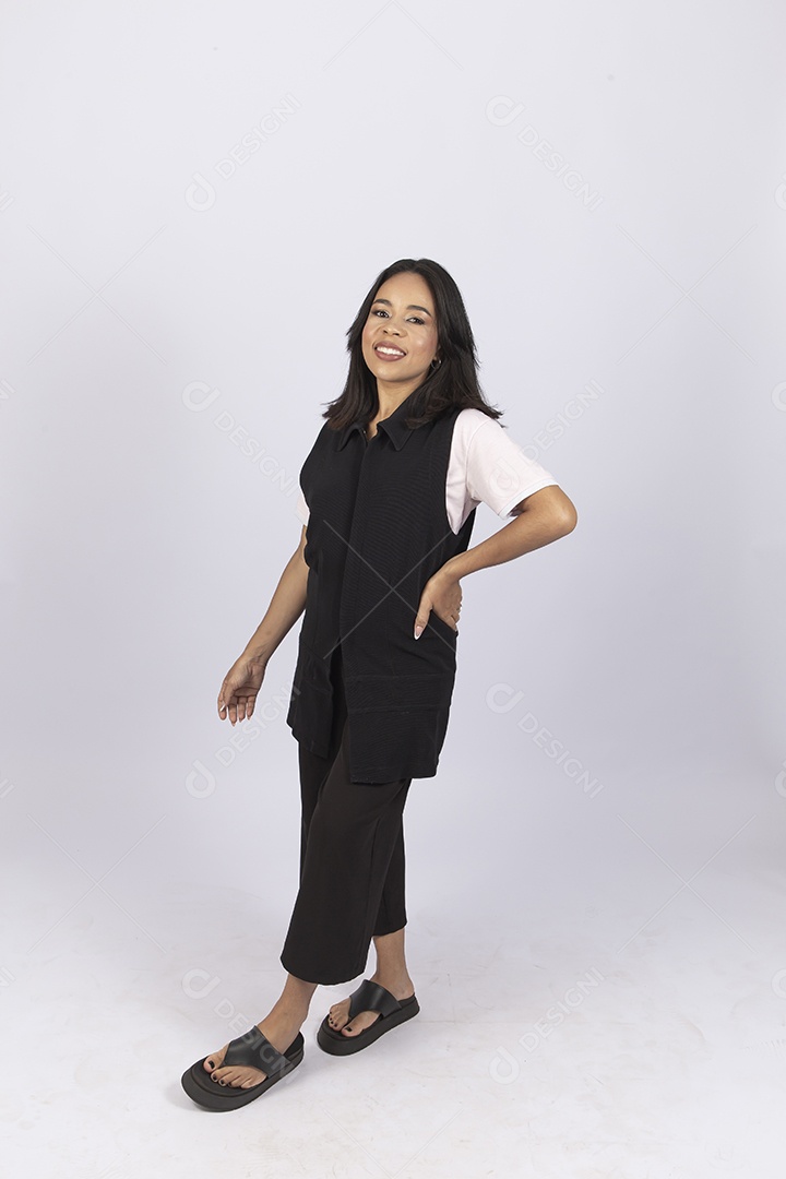 Linda jovem moderna sobre fundo branco