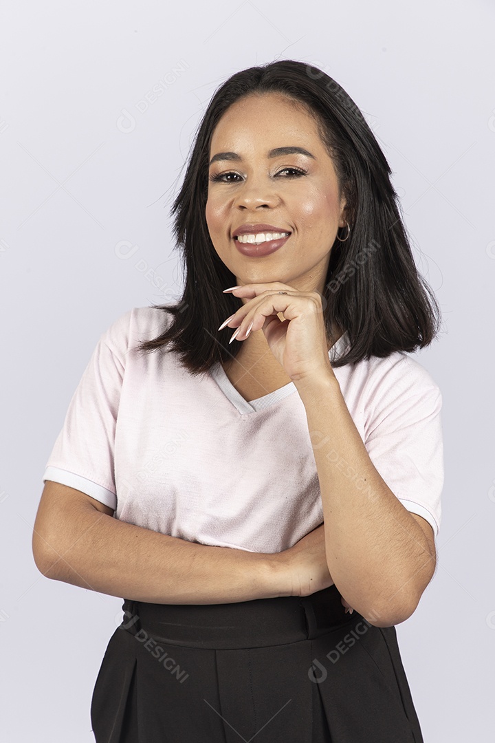 Linda jovem moderna sobre fundo branco