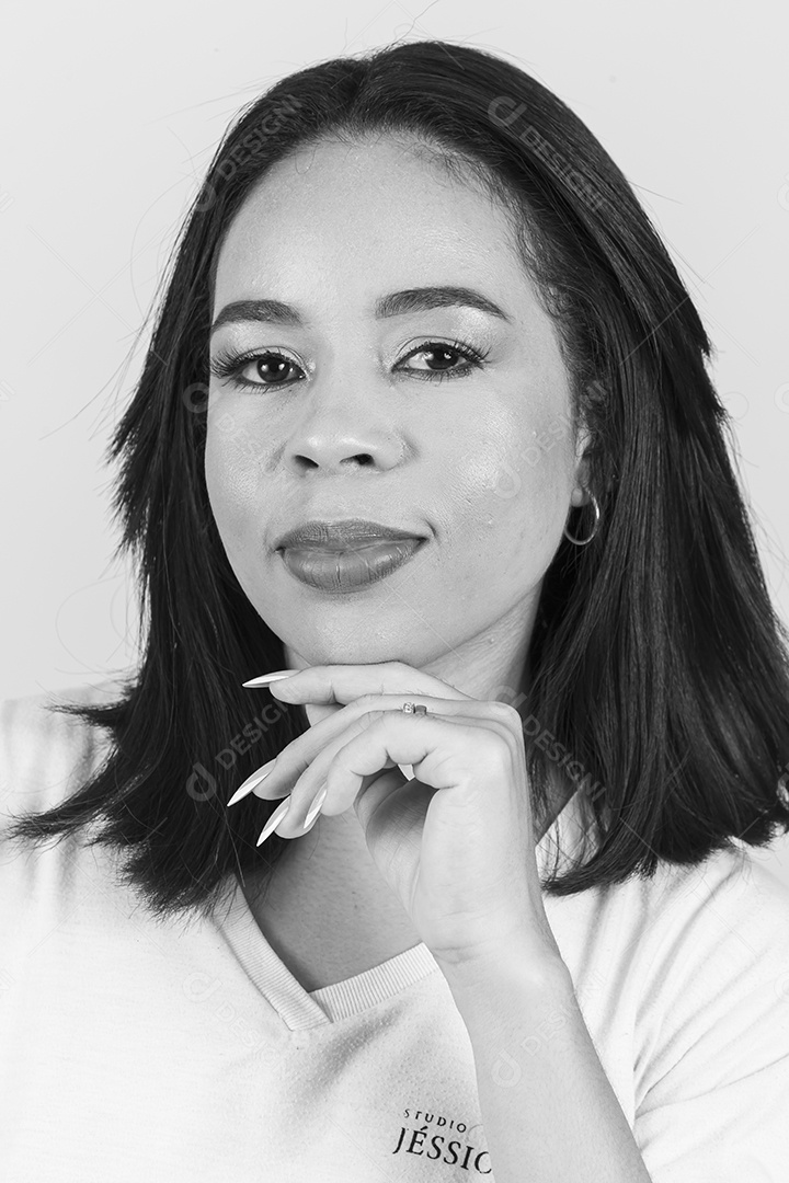 Linda jovem moderna sobre fundo branco