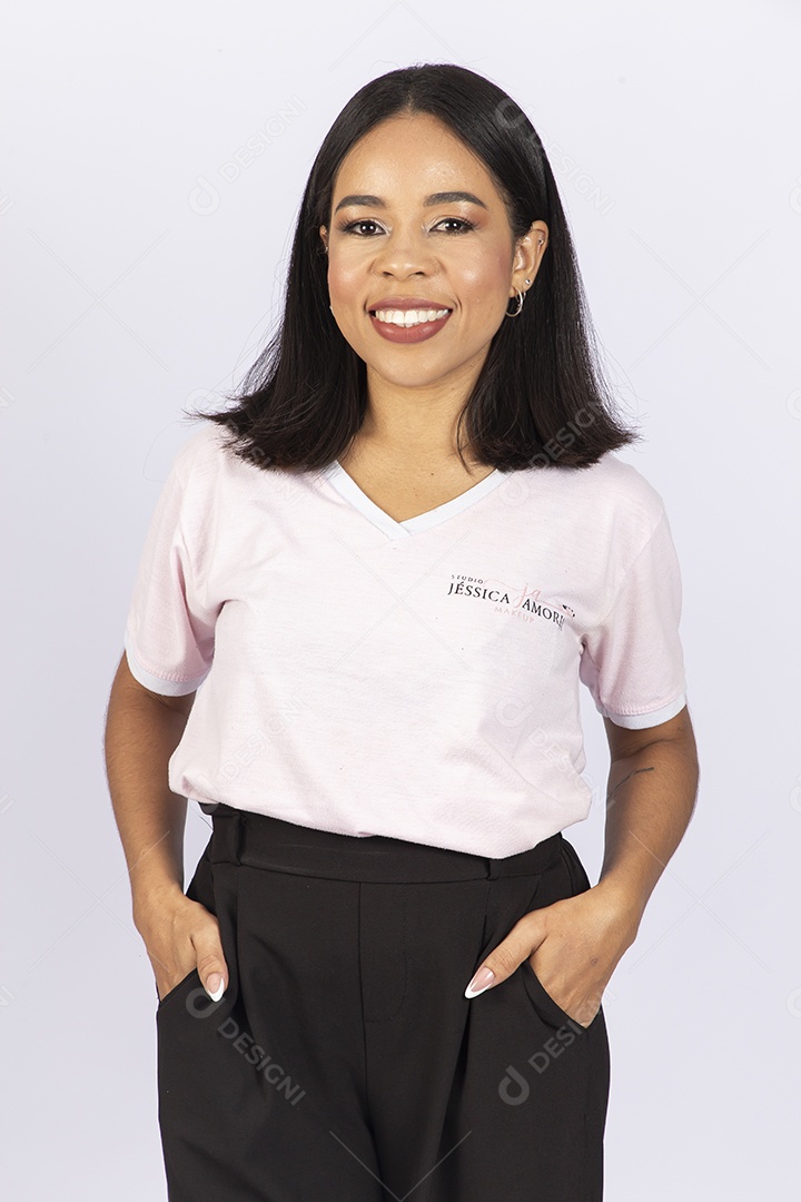 Linda jovem moderna sobre fundo branco