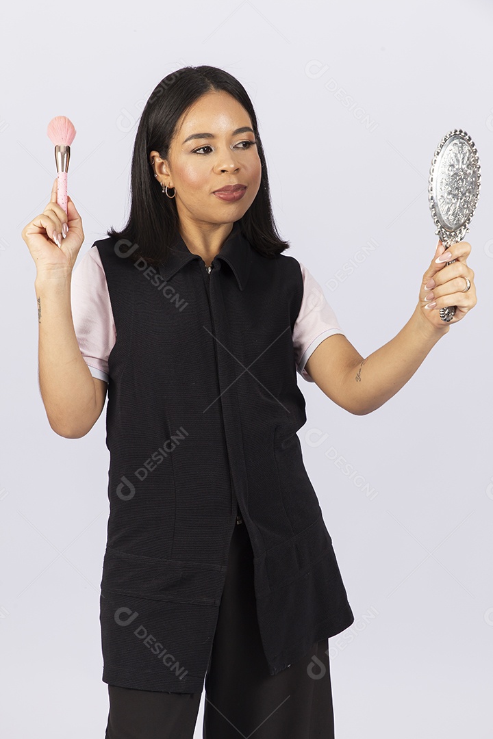 Linda mulher jovem maquiadora sobre fundo branco