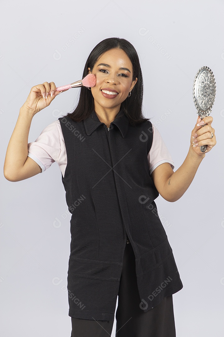 Linda mulher jovem maquiadora sobre fundo branco