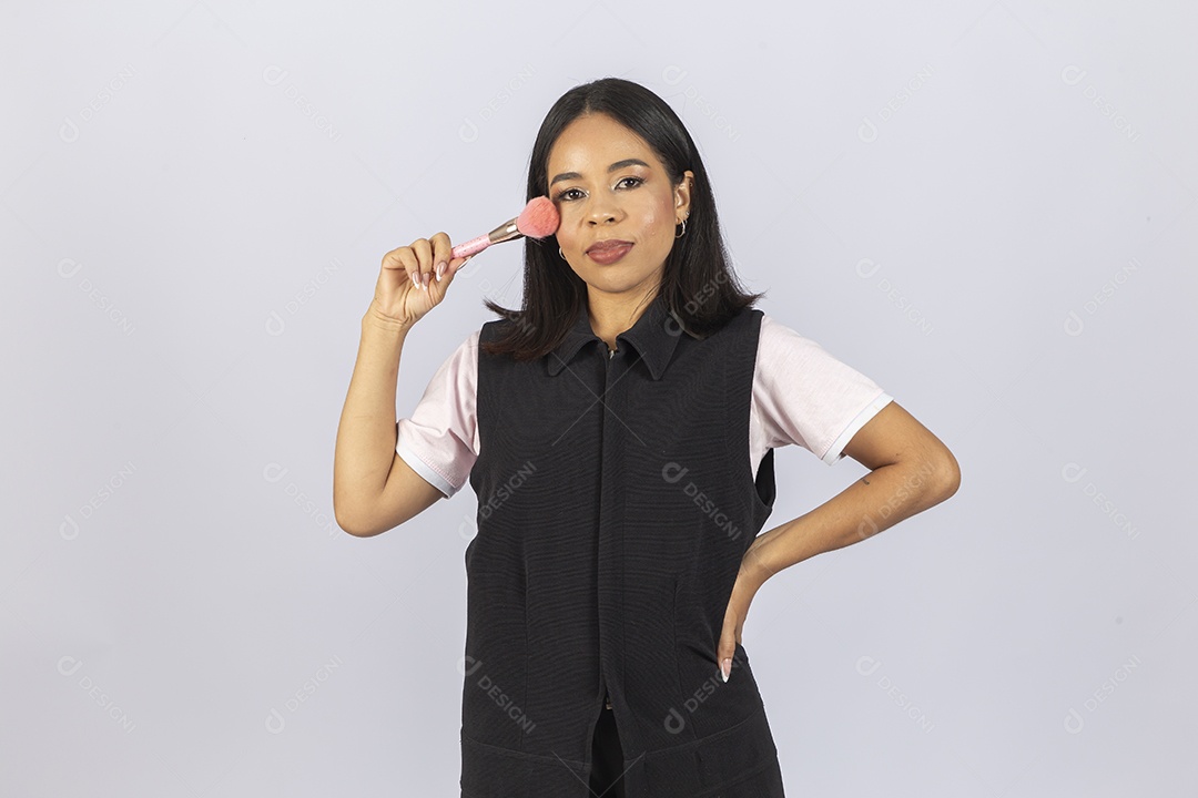 Linda mulher jovem maquiadora sobre fundo branco