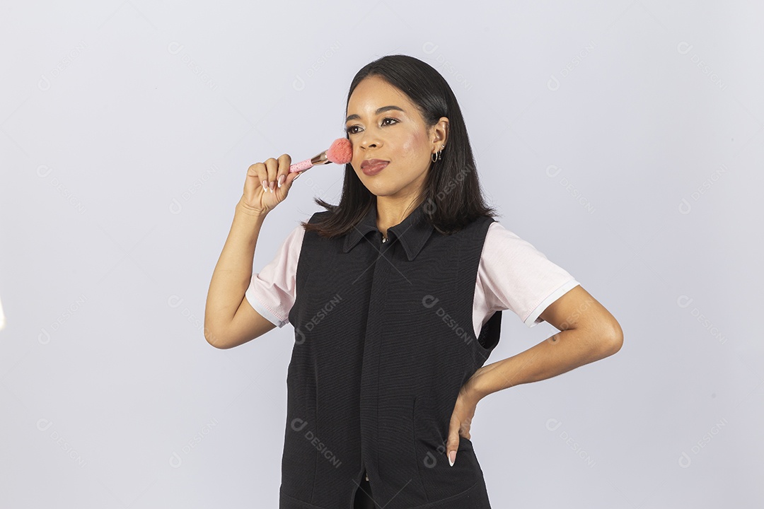 Linda mulher jovem maquiadora sobre fundo branco