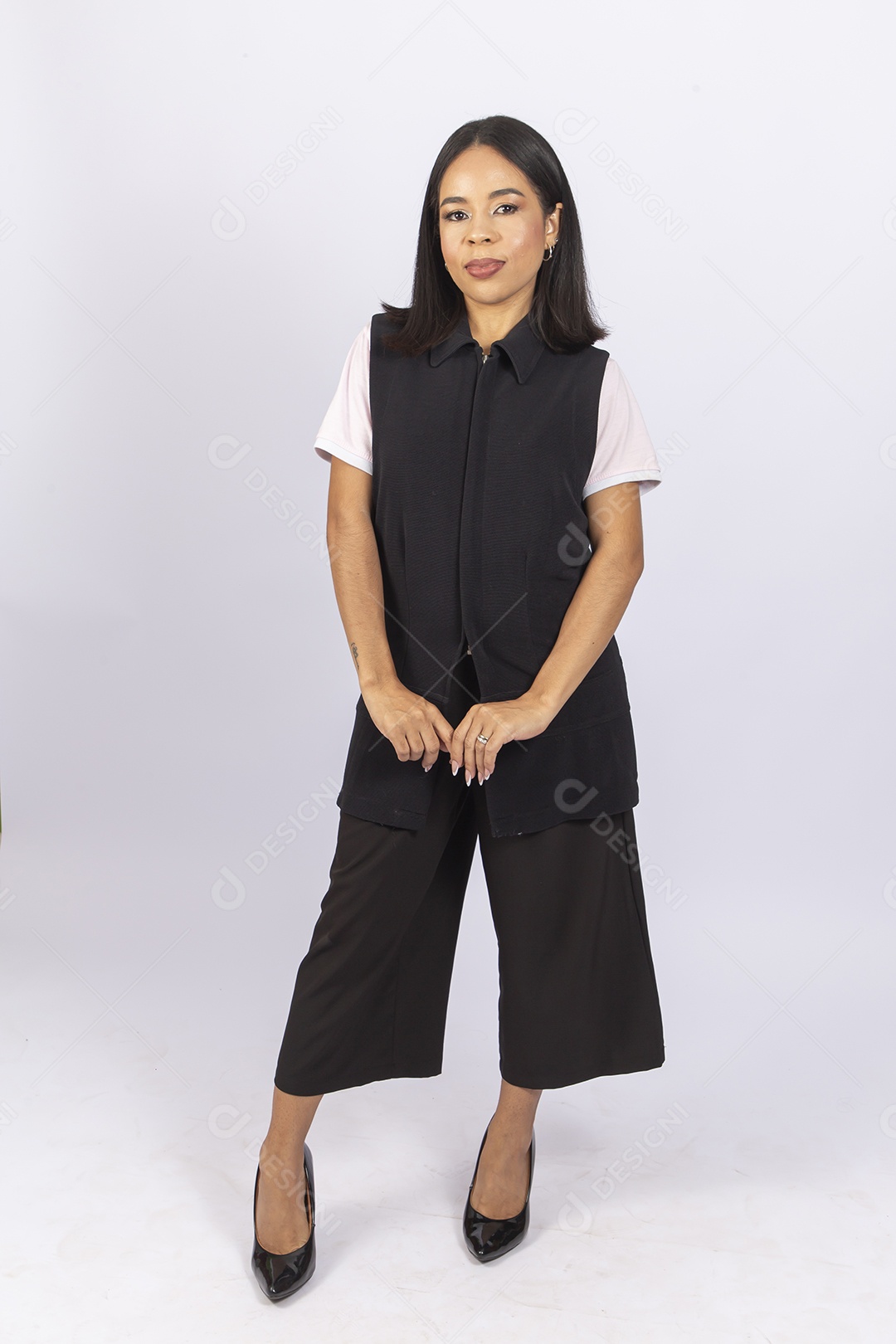 Linda mulher jovem sobre fundo branco