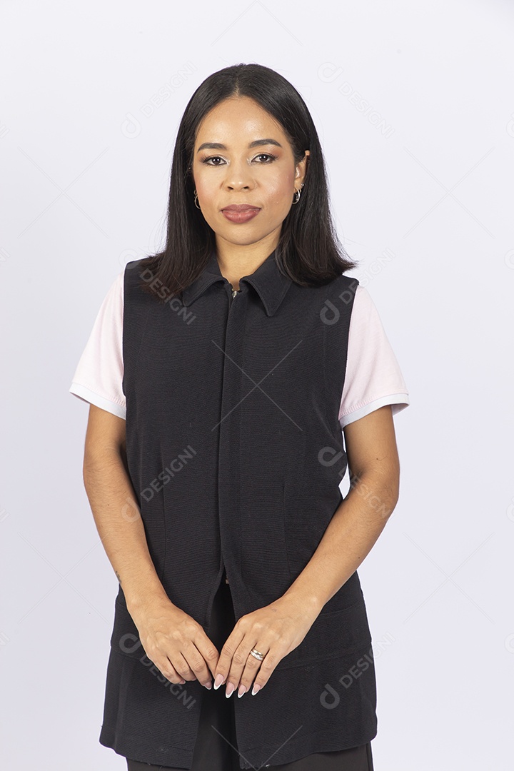 Linda mulher jovem sobre fundo branco