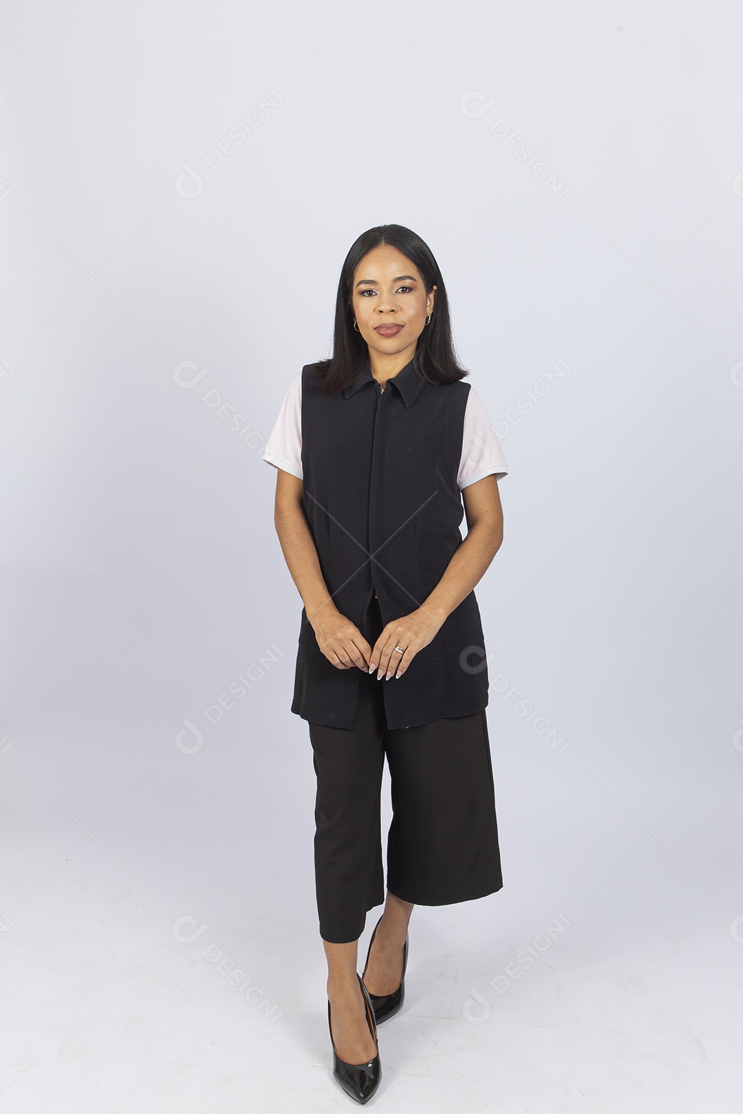 Linda mulher jovem sobre fundo branco