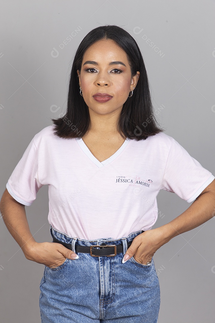 Linda mulher jovem sobre fundo branco