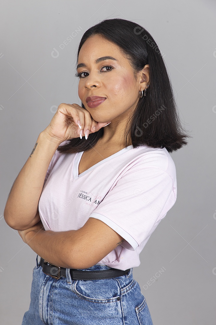 Linda mulher jovem sobre fundo branco