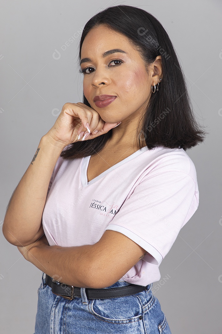 Linda mulher jovem sobre fundo branco