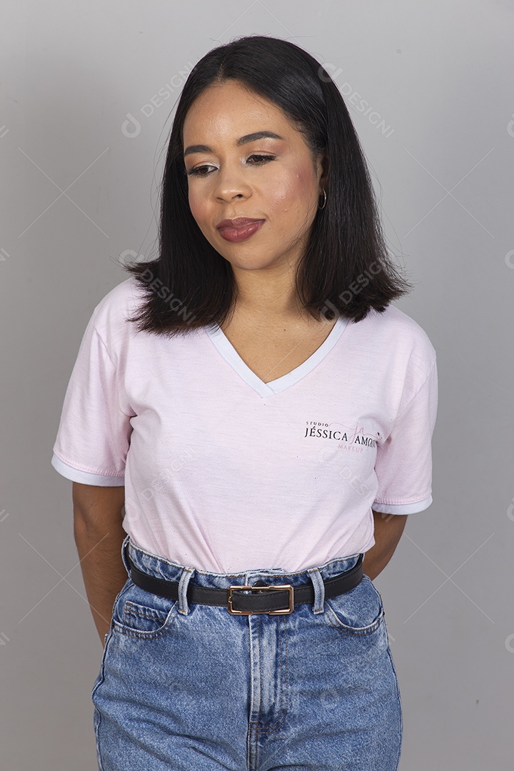 Linda mulher jovem sobre fundo branco