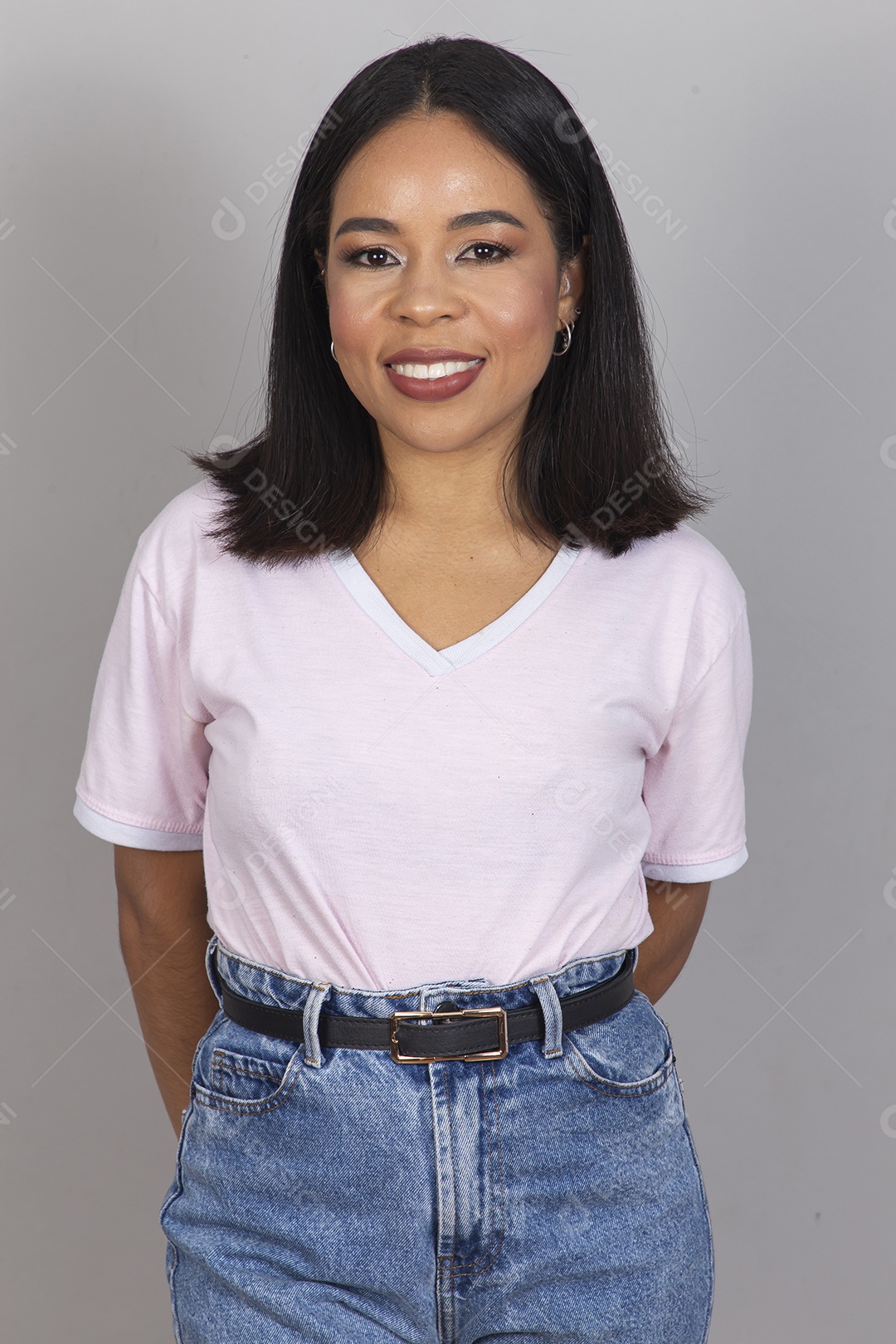 Linda mulher jovem sobre fundo branco