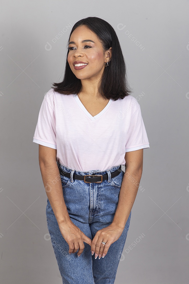 Linda mulher jovem sobre fundo branco