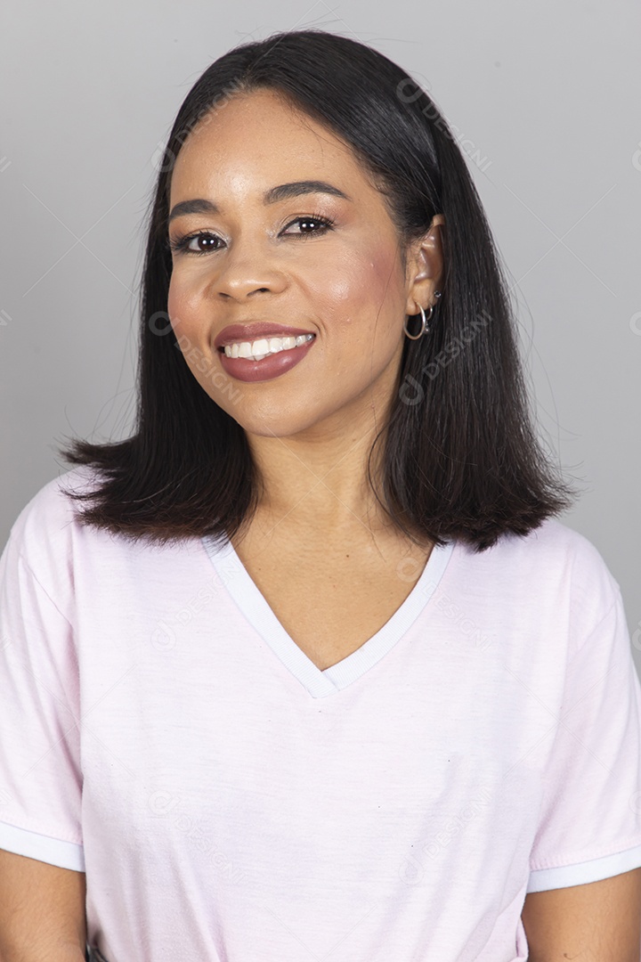 Linda mulher jovem sobre fundo branco