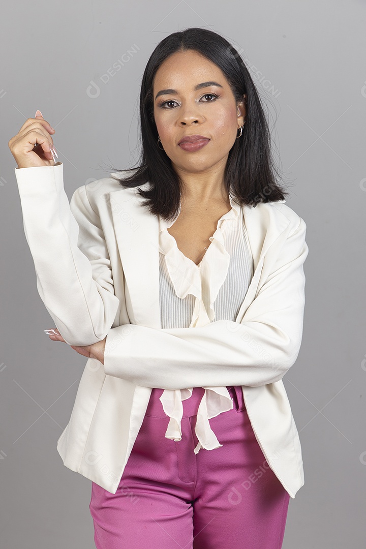 Linda mulher jovem sobre fundo branco