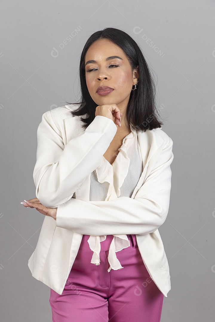 Linda mulher jovem sobre fundo branco