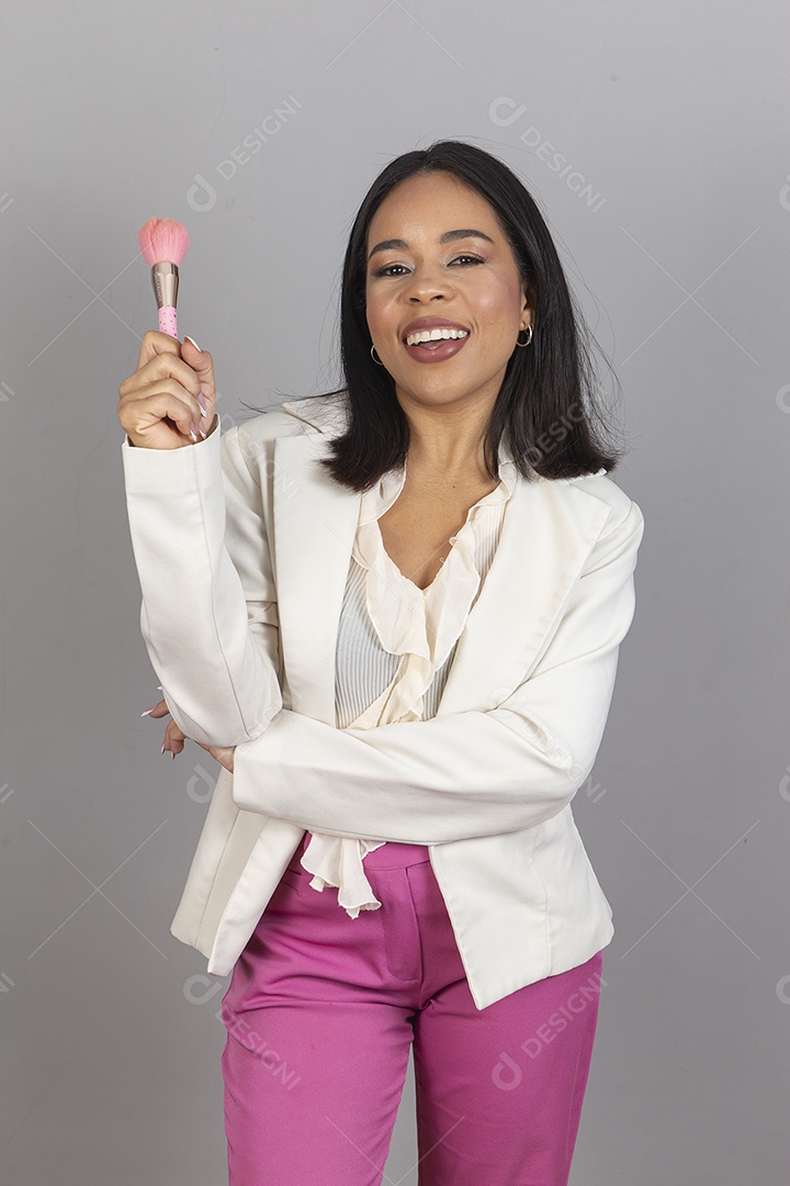 Linda mulher jovem sobre fundo branco