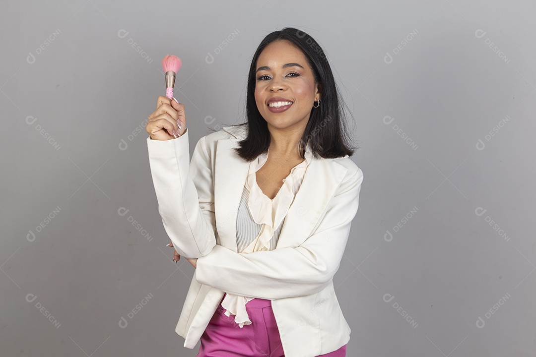 Linda mulher jovem sobre fundo branco