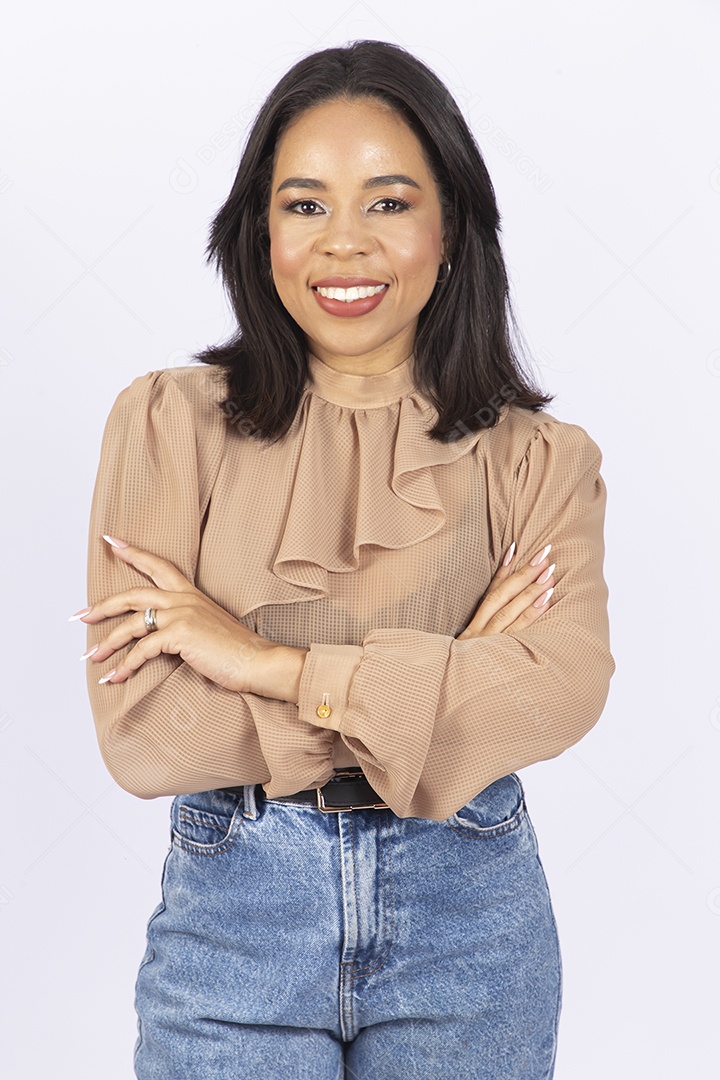 Linda mulher estilosa sobre fundo branco