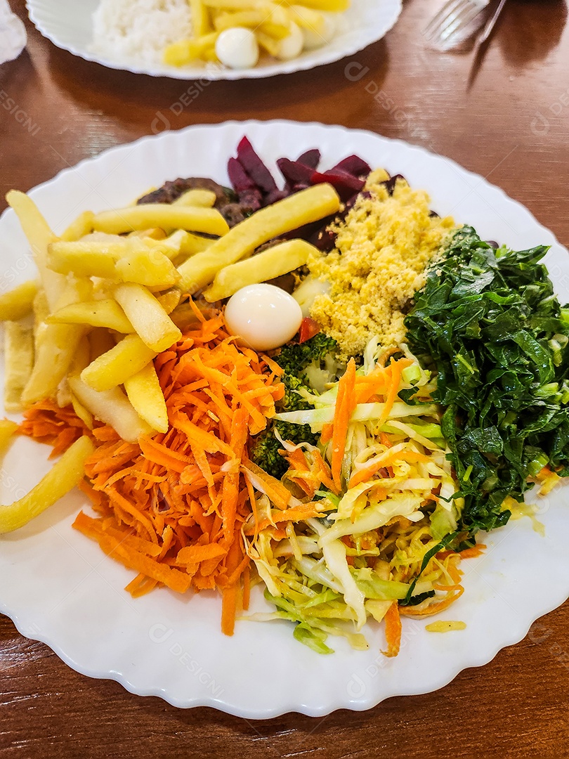 Prato feito com bastante verdura conceito de alimentação são saudável