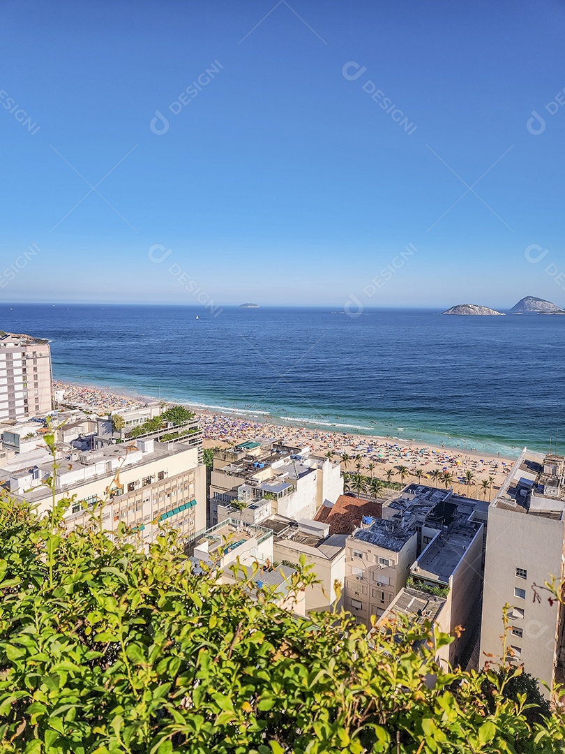 Vista de um bairro de Ipanema com mar de fundo