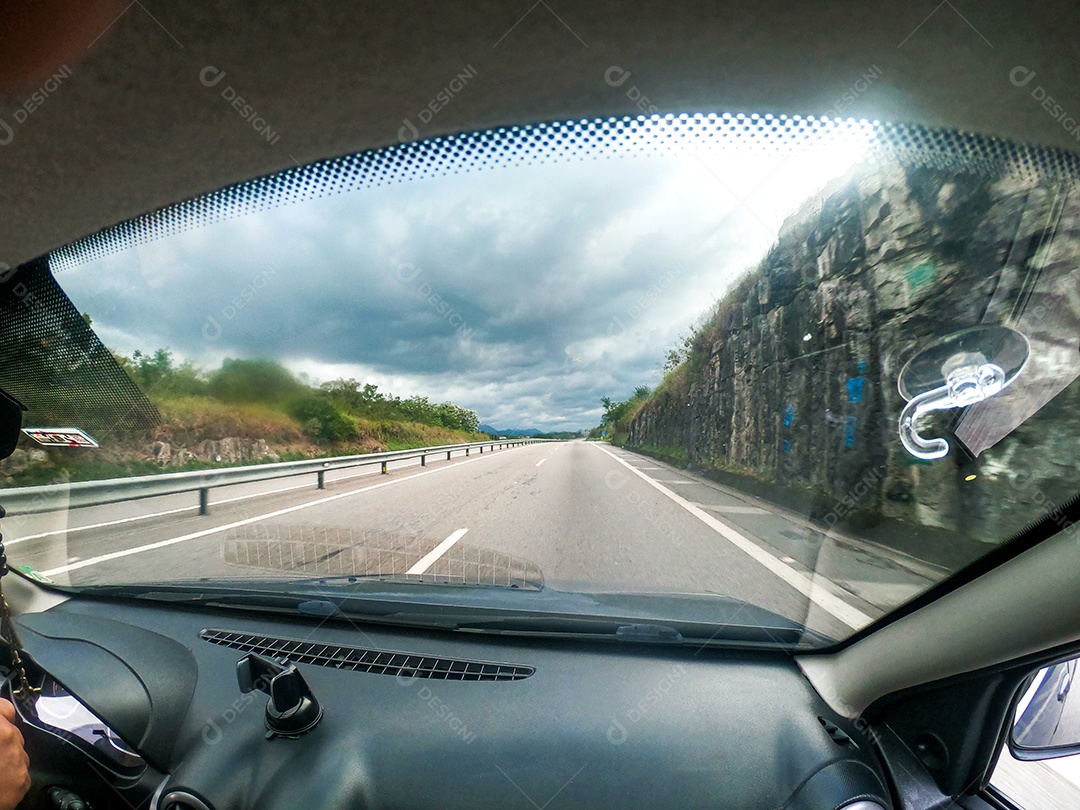 Vista de dentro de um carro em uma estrada