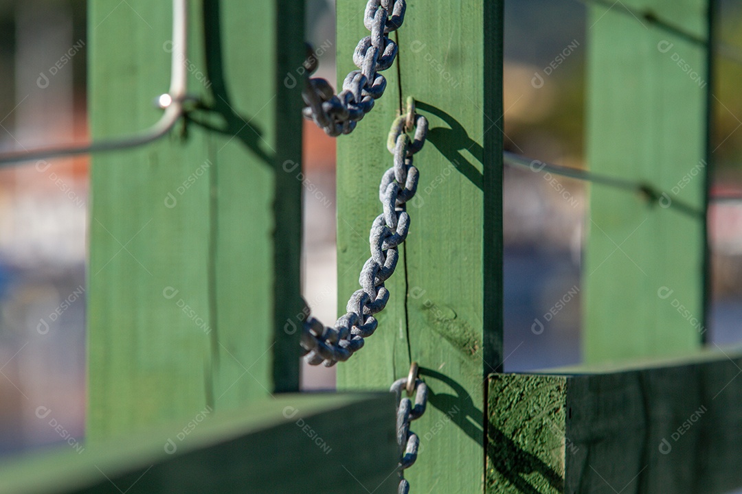 Detalhe de uma corrente em uma ponte verde