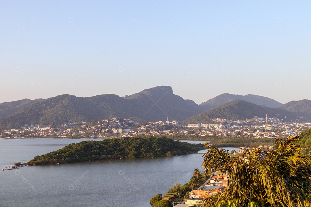 Vista da lagoa Piratininga em Niterói no Rio de Janeiro