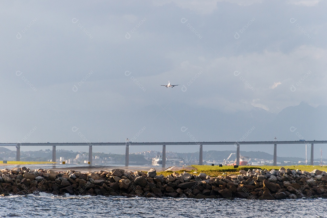 Avião se aproximando da pista do aeroporto Santos Dumont