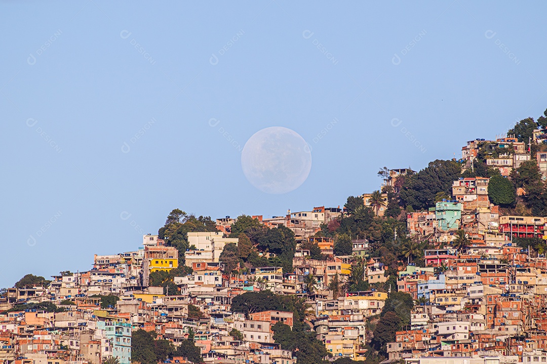 Lua cheia e a comunidade do Vidigal