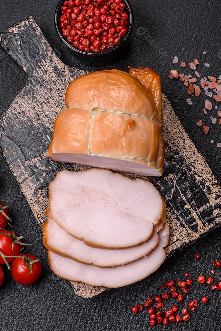 Deliciosa carne de porco ou frango defumada com sal, especiarias e ervas sobre um fundo escuro de concreto