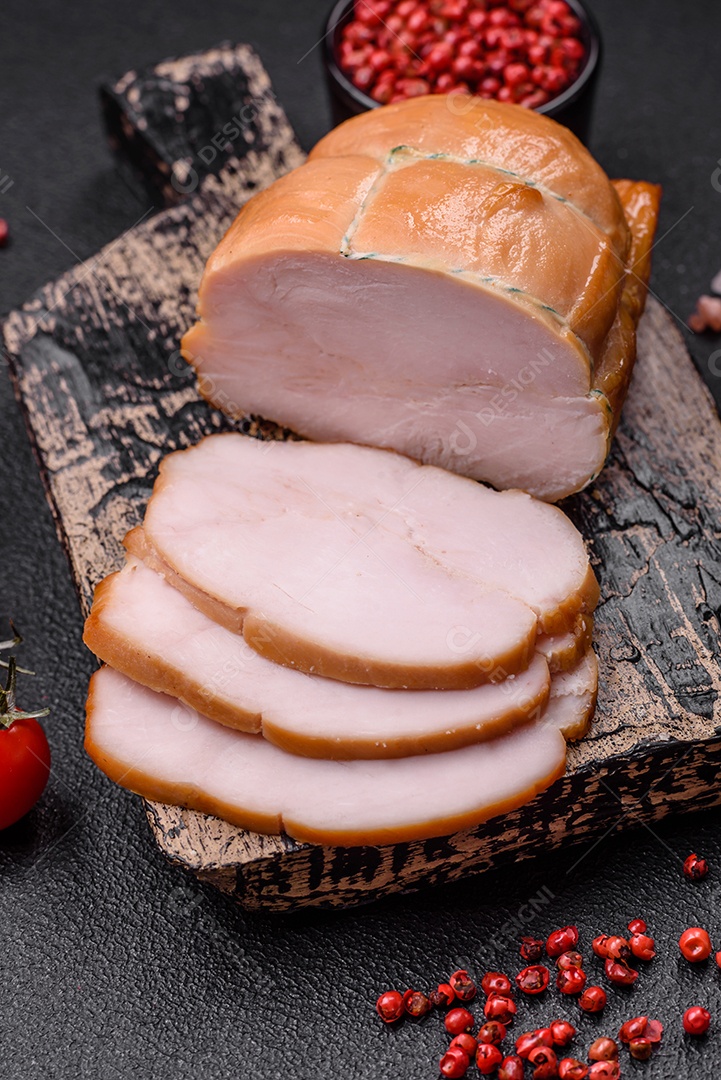 Deliciosa carne de porco ou frango defumada com sal, especiarias e ervas sobre um fundo escuro de concreto