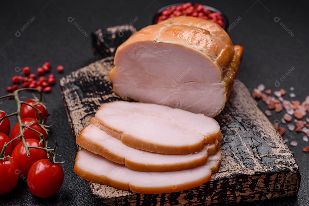 Deliciosa carne de porco ou frango defumada com sal, especiarias e ervas sobre um fundo escuro de concreto