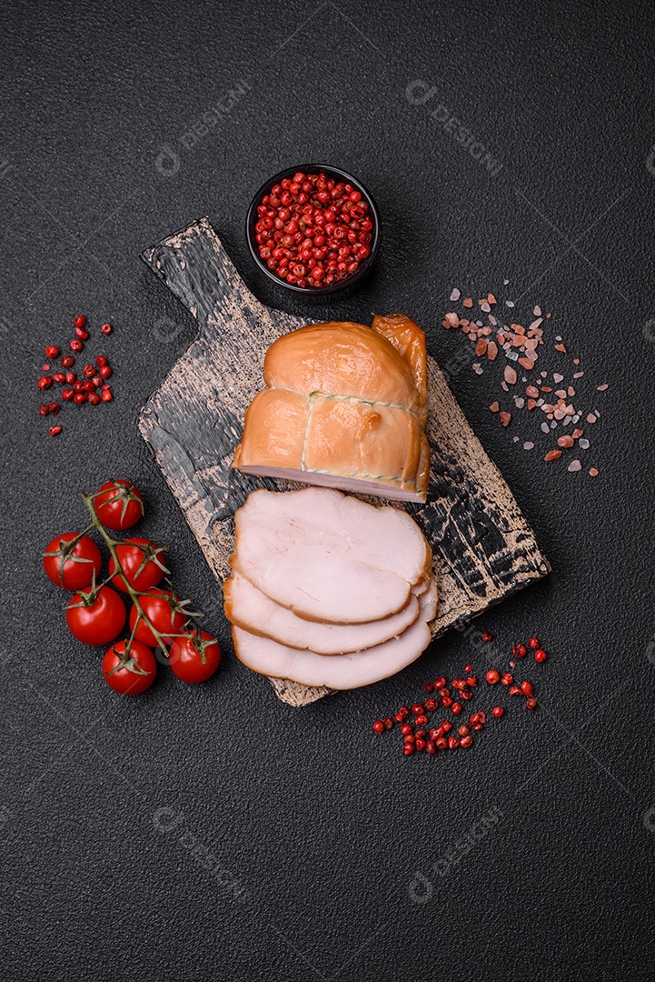 Deliciosa carne de porco ou frango defumada com sal, especiarias e ervas sobre um fundo escuro de concreto