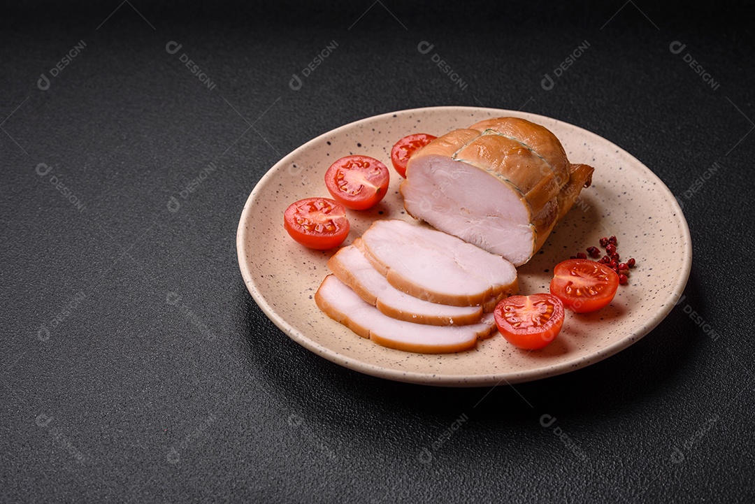 Deliciosa carne de porco ou frango defumada com sal, especiarias e ervas sobre um fundo escuro de concreto