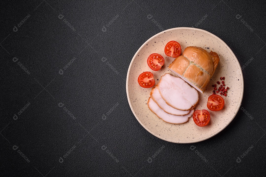 Deliciosa carne de porco ou frango defumada com sal, especiarias e ervas sobre um fundo escuro de concreto