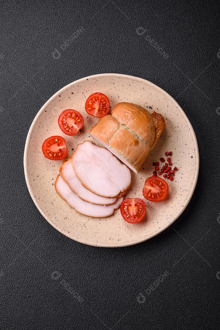 Deliciosa carne de porco ou frango defumada com sal, especiarias e ervas sobre um fundo escuro de concreto