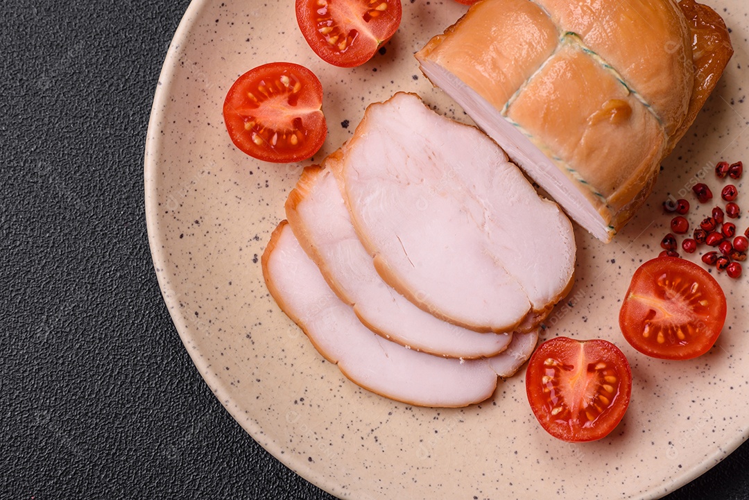 Deliciosa carne de porco ou frango defumada com sal, especiarias e ervas sobre um fundo escuro de concreto