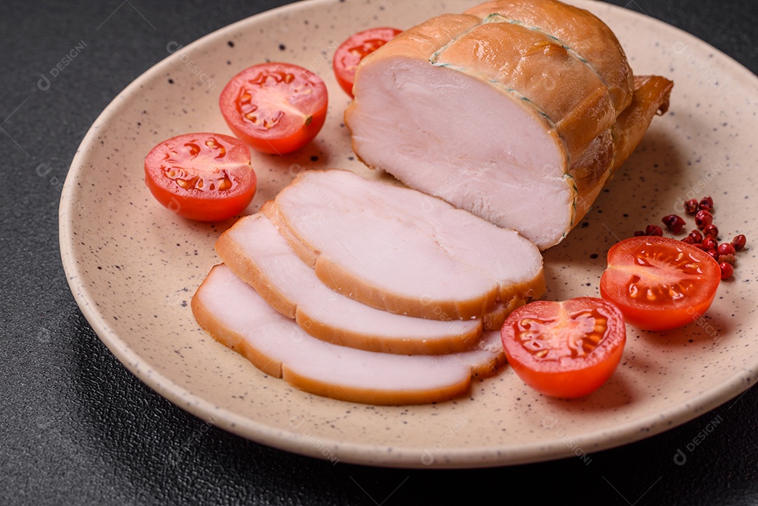 Deliciosa carne de porco ou frango defumada com sal, especiarias e ervas sobre um fundo escuro de concreto