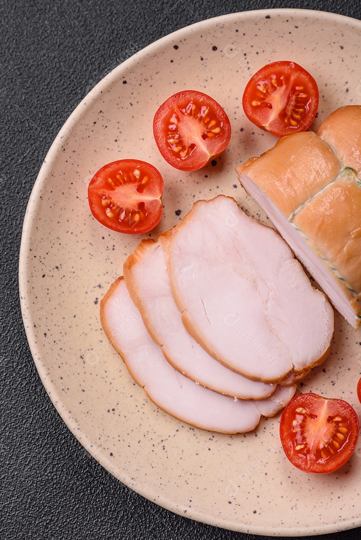 Deliciosa carne de porco ou frango defumada com sal, especiarias e ervas sobre um fundo escuro de concreto