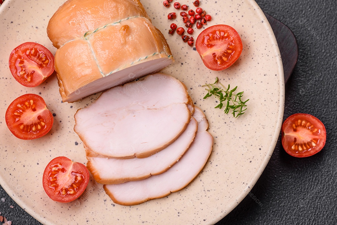 Deliciosa carne de porco ou frango defumada com sal, especiarias e ervas sobre um fundo escuro de concreto