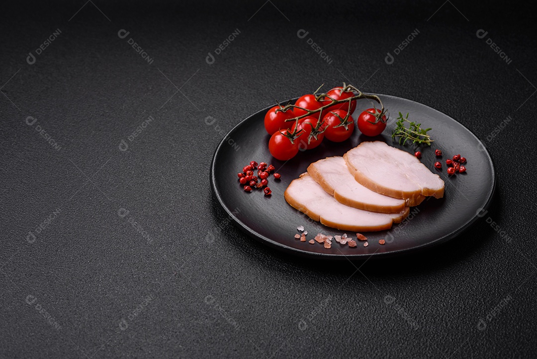 Deliciosa carne de porco ou frango defumada com sal, especiarias e ervas sobre um fundo escuro de concreto